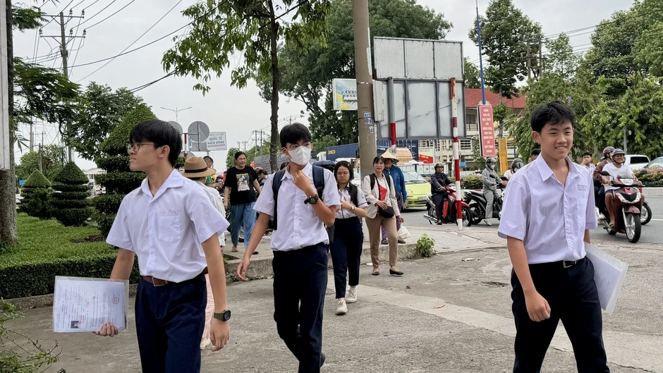 Thi lớp 10 TP.HCM: Phụ huynh lo lắng đưa con đến trường thi sớm Thi lớp 10 TP.HCM: Phụ huynh lo lắng đưa con đến trường thi sớm