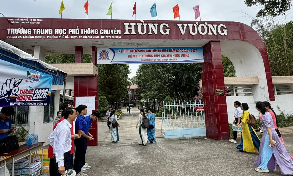 Thi lớp 10 TP.HCM: Phụ huynh lo lắng đưa con đến trường thi sớm Thi lớp 10 TP.HCM: Phụ huynh lo lắng đưa con đến trường thi sớm