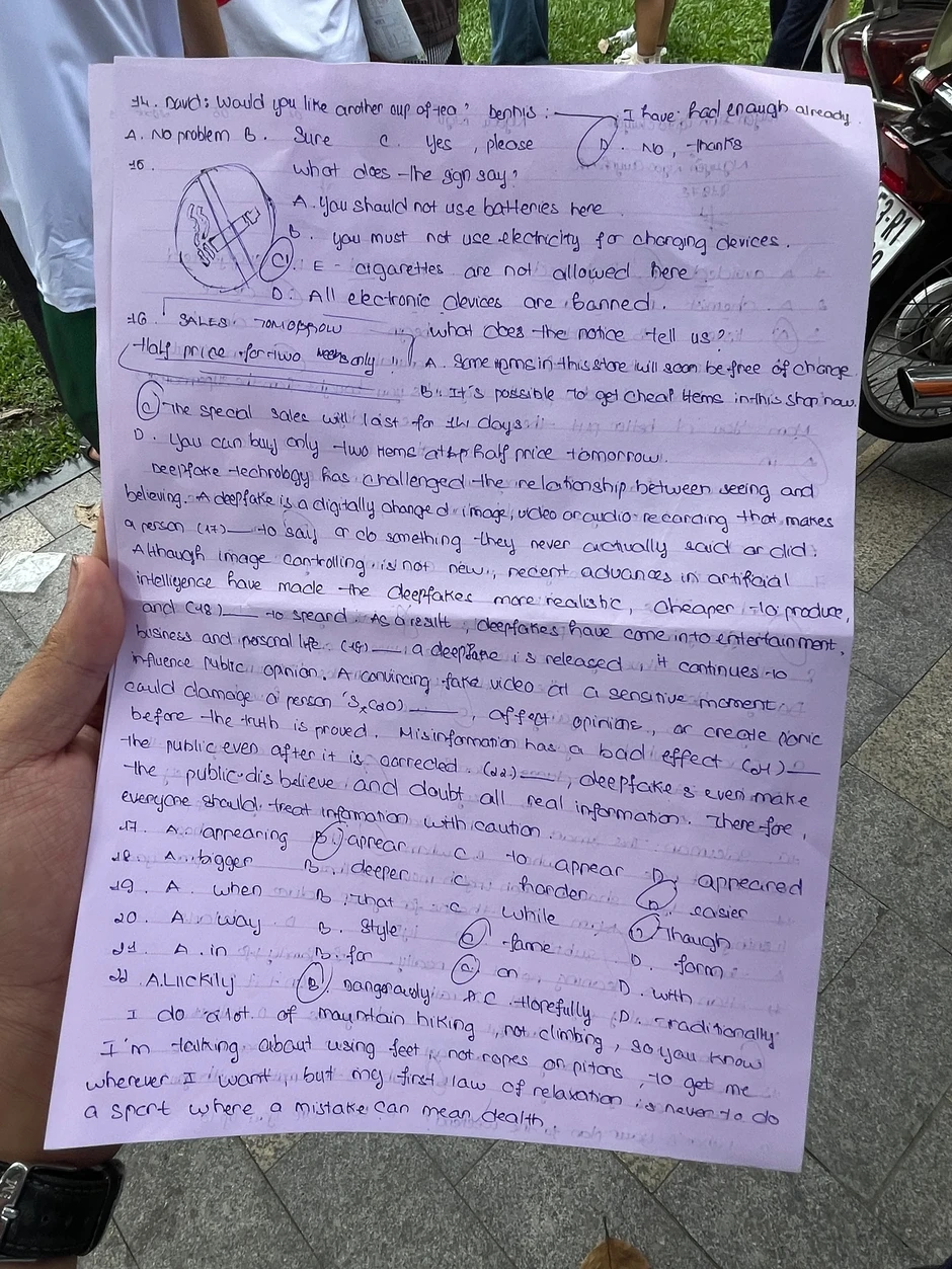 Thi lớp 10 TP.HCM: Tiếng Anh làm trong 30 phút, phần nào thí sinh thấy khó? Thi lớp 10 TP.HCM: Tiếng Anh làm trong 30 phút, phần nào thí sinh thấy khó?