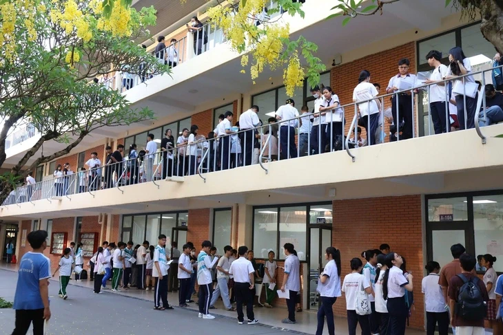 Thí sinh dự thi đánh giá năng lực ĐHQG TP.HCM đông kỷ lục, phụ huynh được tư vấn ngay điểm thi