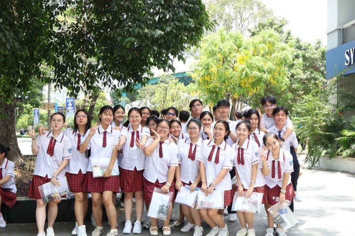 Thí sinh dự thi đánh giá năng lực ĐHQG TP.HCM đông kỷ lục, phụ huynh được tư vấn ngay điểm thi