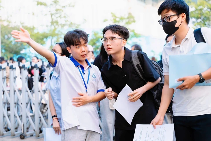 Thí sinh dự thi đánh giá năng lực ĐHQG TP.HCM đông kỷ lục, phụ huynh được tư vấn ngay điểm thi