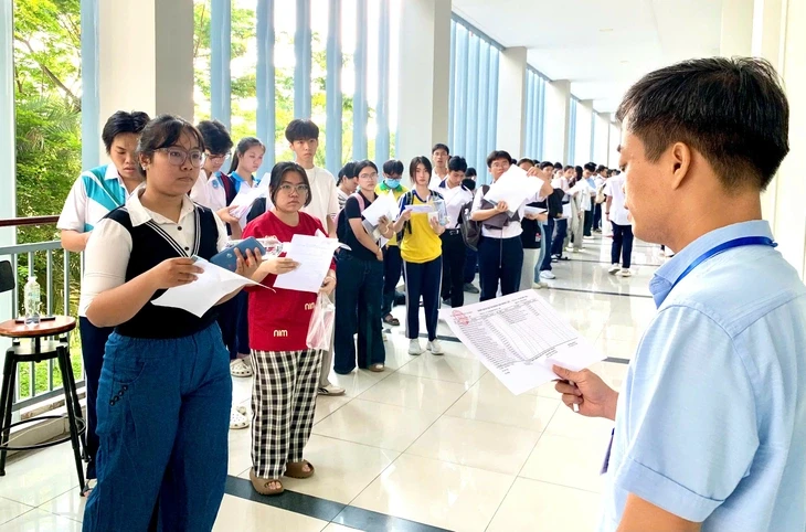 Thí sinh dự thi đánh giá năng lực ĐHQG TP.HCM đông kỷ lục, phụ huynh được tư vấn ngay điểm thi