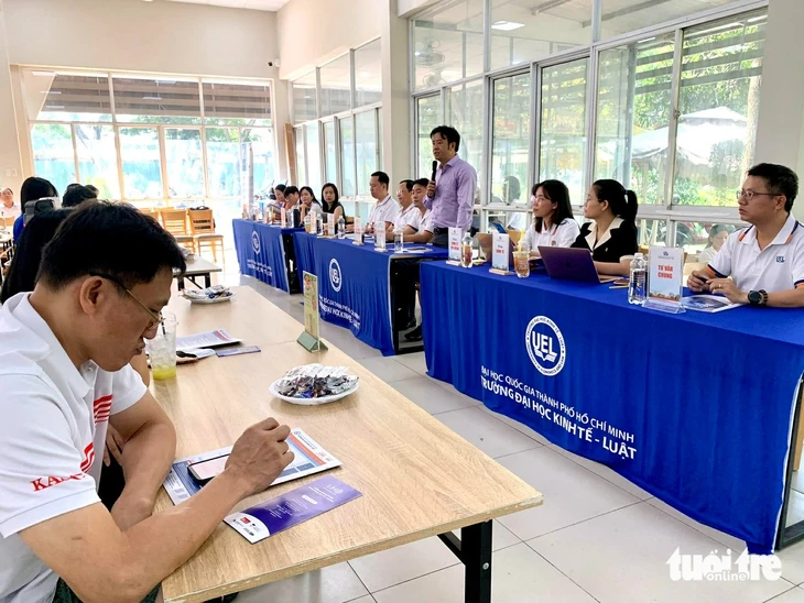 Thí sinh dự thi đánh giá năng lực ĐHQG TP.HCM đông kỷ lục, phụ huynh được tư vấn ngay điểm thi