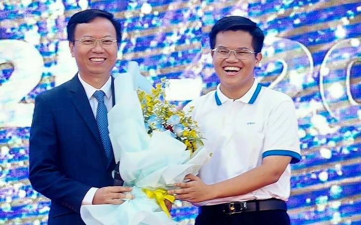 Thí sinh dự thi đánh giá năng lực ĐHQG TP.HCM đông kỷ lục, phụ huynh được tư vấn ngay điểm thi