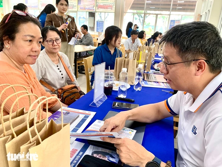 Thí sinh dự thi đánh giá năng lực ĐHQG TP.HCM đông kỷ lục, phụ huynh được tư vấn ngay điểm thi