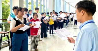 Thí sinh dự thi đánh giá năng lực ĐHQG TP.HCM đông kỷ lục, phụ huynh được tư vấn ngay điểm thi