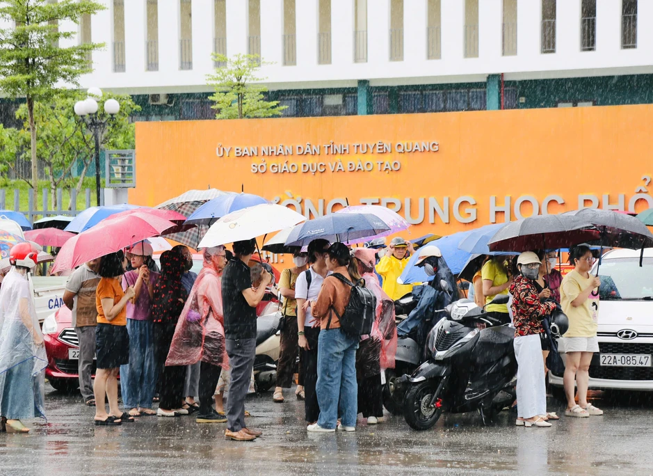 Thí sinh THPT chuyên Tuyên Quang tự tin sau khi kết thúc môn văn Thí sinh THPT chuyên Tuyên Quang tự tin sau khi kết thúc môn văn