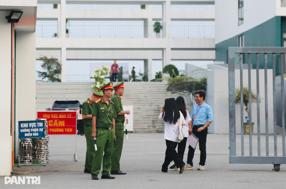 Thí sinh THPT chuyên Tuyên Quang tự tin sau khi kết thúc môn văn Thí sinh THPT chuyên Tuyên Quang tự tin sau khi kết thúc môn văn