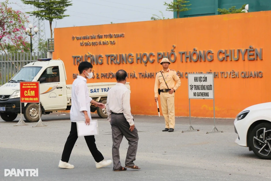 Thí sinh THPT chuyên Tuyên Quang tự tin sau khi kết thúc môn văn Thí sinh THPT chuyên Tuyên Quang tự tin sau khi kết thúc môn văn
