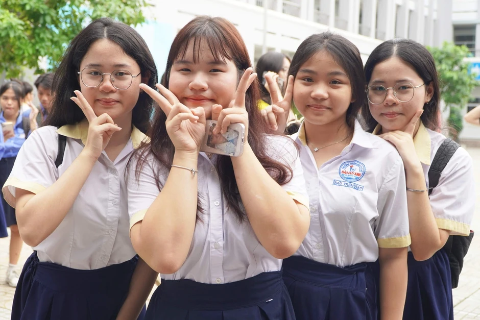Thí sinh TPHCM bước vào môn thi lớp 10 cuối cùng: Hồi hộp với đề toán Thí sinh TPHCM bước vào môn thi lớp 10 cuối cùng: Hồi hộp với đề toán