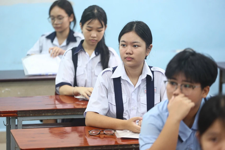 Thí sinh TPHCM bước vào môn thi lớp 10 cuối cùng: Hồi hộp với đề toán Thí sinh TPHCM bước vào môn thi lớp 10 cuối cùng: Hồi hộp với đề toán