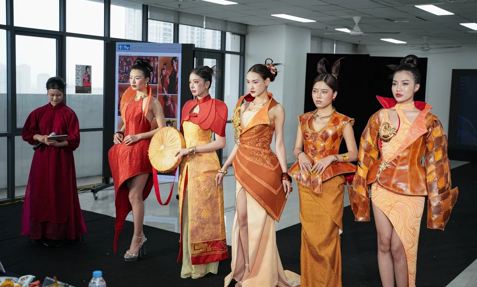 Trầm trồ màn trình diễn đồ án tốt nghiệp 'cực chất' của sinh viên ĐH Kiến trúc Trầm trồ màn trình diễn đồ án tốt nghiệp 'cực chất' của sinh viên ĐH Kiến trúc
