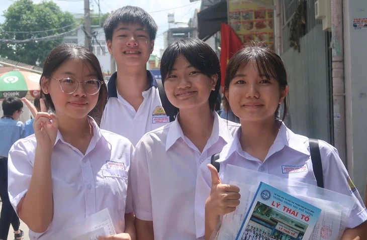 Tranh luận bỏ thi lớp 10: Giảm áp lực nhưng lo học bạ 'đẹp như tranh vẽ' Tranh luận bỏ thi lớp 10: Giảm áp lực nhưng lo học bạ 'đẹp như tranh vẽ'