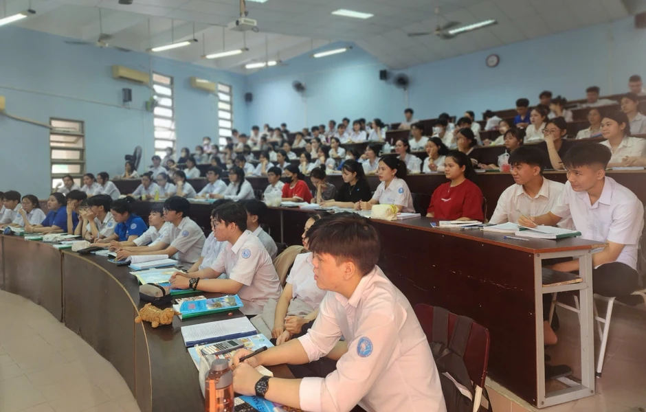 Trung tâm GDTX bất ngờ "bùng nổ": Hơn 900 hồ sơ chỉ sau 1 ngày Trung tâm GDTX bất ngờ "bùng nổ": Hơn 900 hồ sơ chỉ sau 1 ngày