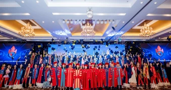 Trường ĐH Hùng Vương TP HCM trao bằng cho tân thạc sĩ và tân cử nhân