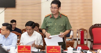 Trưởng điểm thi Trường chuyên Tuyên Quang chỉ đạo giám thị hướng dẫn thí sinh