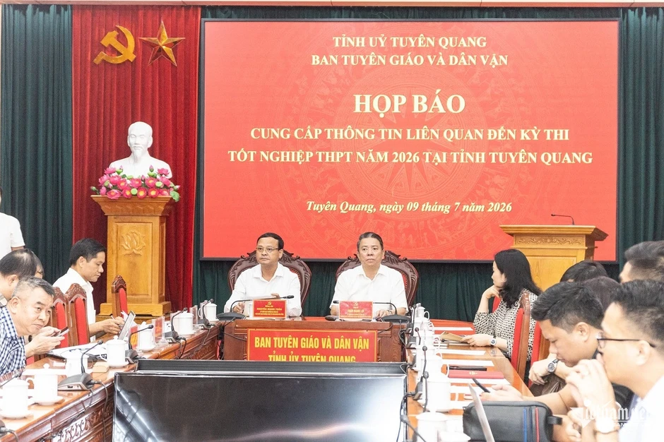 Trưởng điểm thi trường chuyên Tuyên Quang chỉ đạo giám thị tạo điều kiện cho thí sinh Trưởng điểm thi trường chuyên Tuyên Quang chỉ đạo giám thị tạo điều kiện cho thí sinh