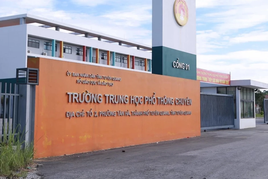 Trưởng điểm thi trường chuyên Tuyên Quang chỉ đạo giám thị tạo điều kiện cho thí sinh Trưởng điểm thi trường chuyên Tuyên Quang chỉ đạo giám thị tạo điều kiện cho thí sinh