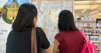 Trường học ở TPHCM thu tiền giữ chỗ 55 triệu đồng, không học là mất