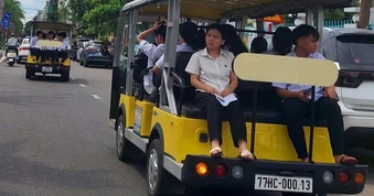 Trường nội trú thuê xe điện chở gần 100 thí sinh đi thi