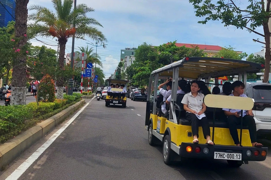 Trường nội trú thuê xe điện chở gần 100 thí sinh đi thi Trường nội trú thuê xe điện chở gần 100 thí sinh đi thi