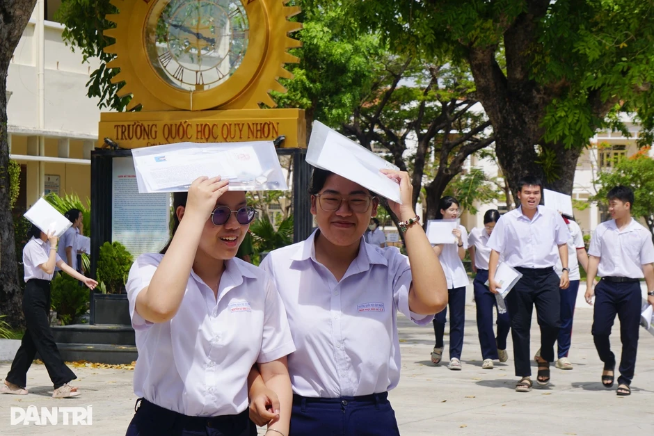Trường nội trú thuê xe điện chở gần 100 thí sinh đi thi Trường nội trú thuê xe điện chở gần 100 thí sinh đi thi