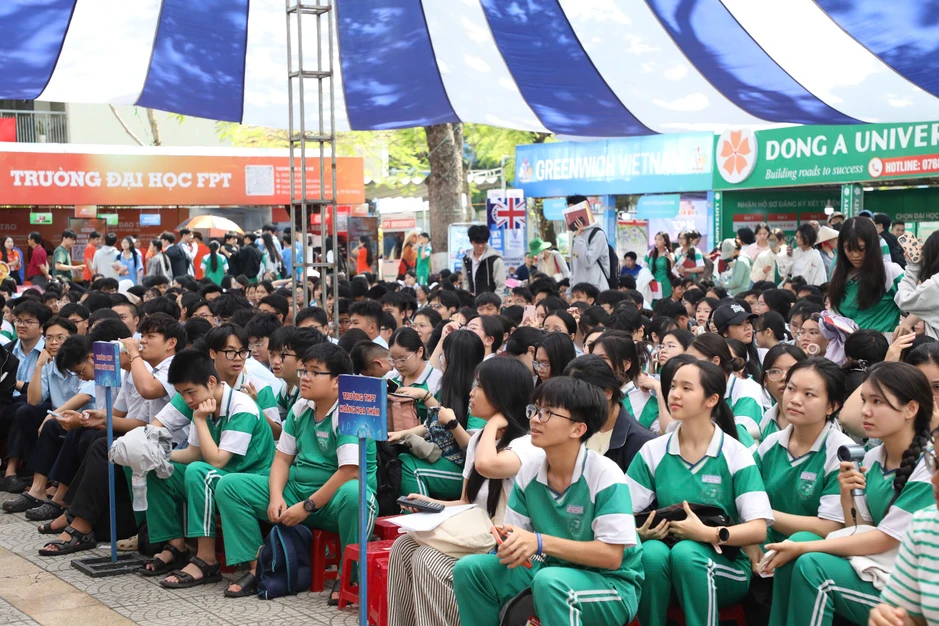 Tư vấn mùa thi: Nữ sinh nhận học bổng, nghẹn ngào vì có thể 'đỡ đần mẹ' Tư vấn mùa thi: Nữ sinh nhận học bổng, nghẹn ngào vì có thể 'đỡ đần mẹ'