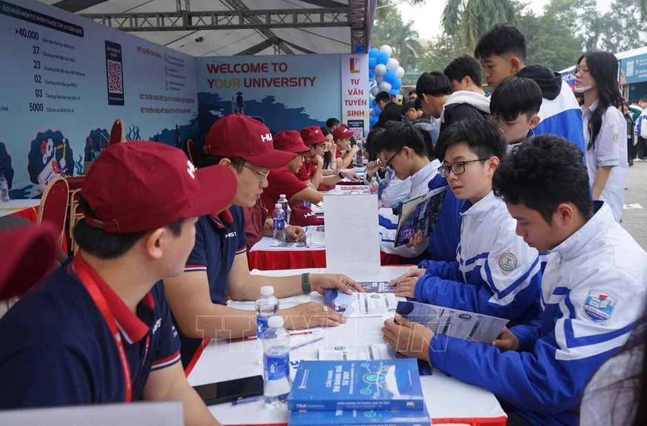Tuyển sinh Đại học 2026: Nhiều chính sách học bổng thu hút thí sinh Tuyển sinh Đại học 2026: Nhiều chính sách học bổng thu hút thí sinh