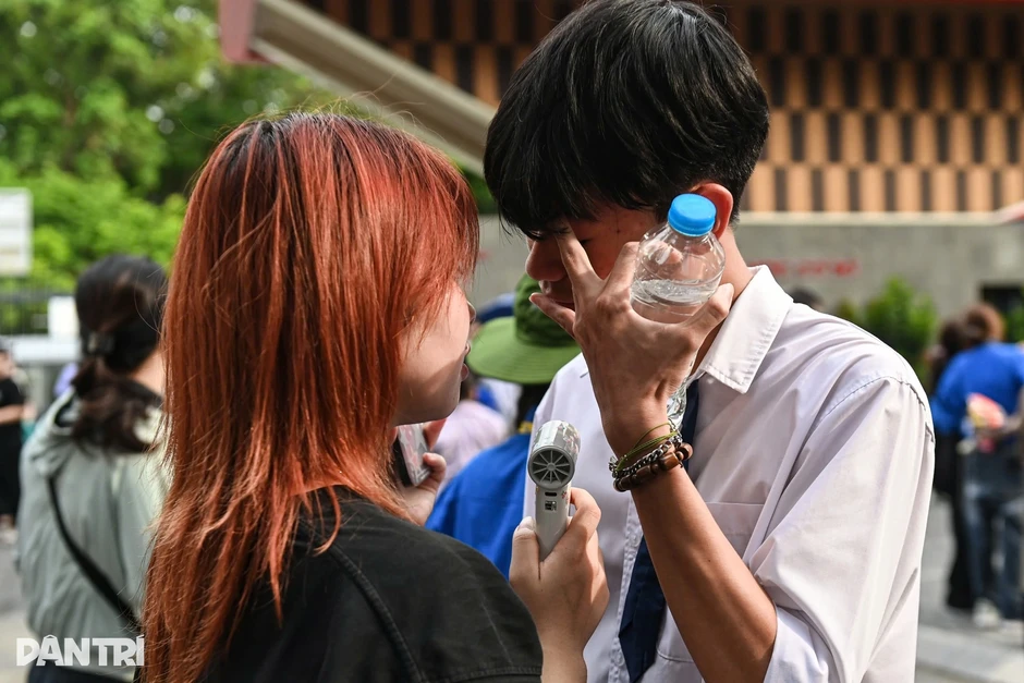 Vì sao đề thi tốt nghiệp THPT môn Tiếng Anh nóng trở lại trên mạng xã hội? Vì sao đề thi tốt nghiệp THPT môn Tiếng Anh nóng trở lại trên mạng xã hội?
