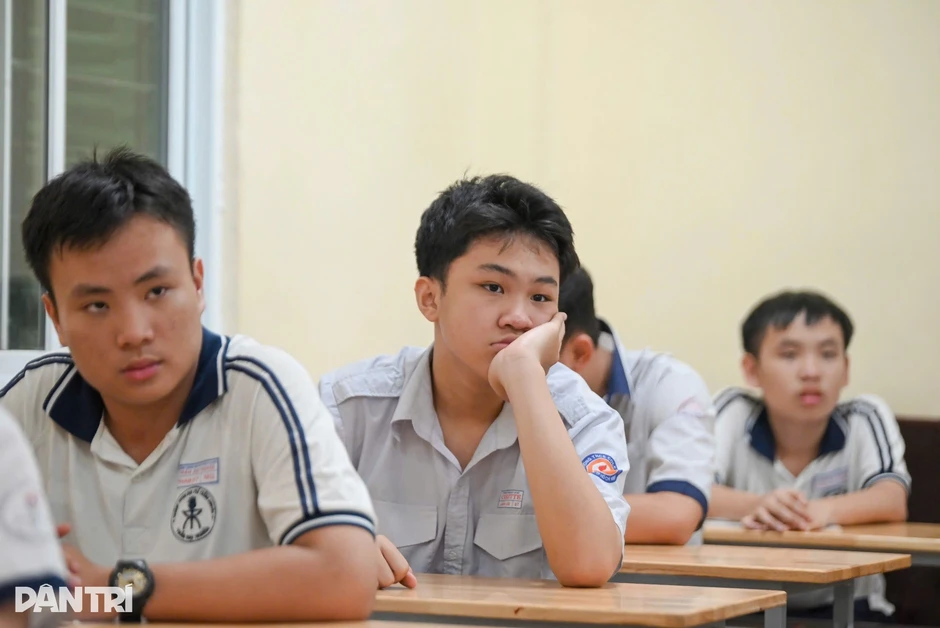Vì sao học sinh TPHCM đăng ký vào lớp 10 cách 10-13km phải làm biên bản?