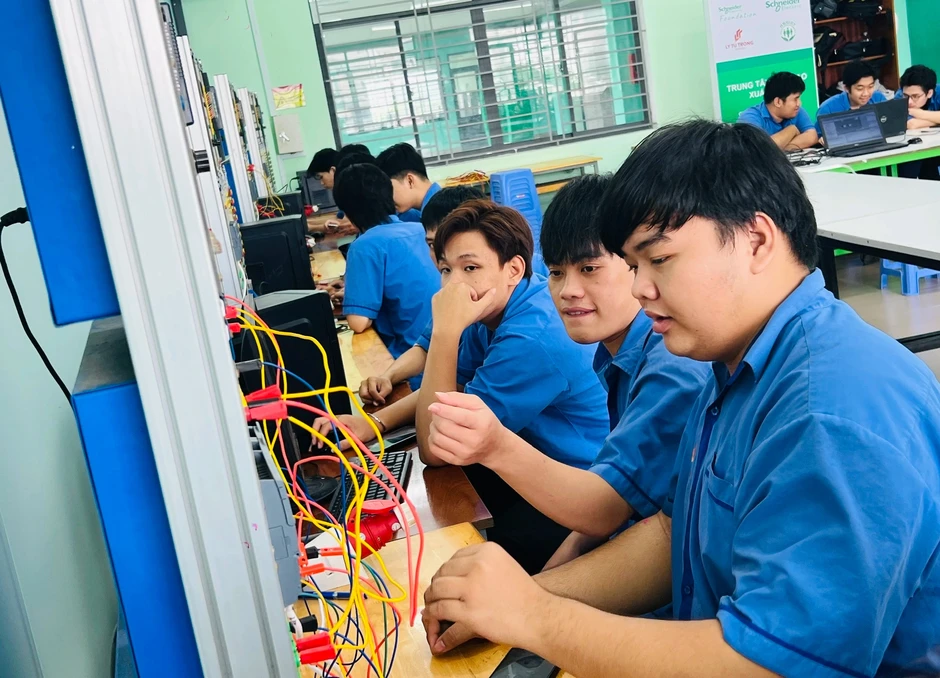 Vụ trường tạm thu 158 tỷ đồng: Còn bao nhiêu sinh viên chưa nhận lại tiền?