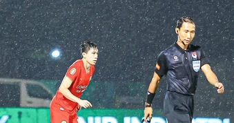 Ban tổ chức V-League chấn chỉnh trọng tài sau các vụ bạo lực sân cỏ