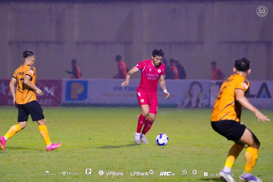 Báo Indonesia khen ngợi siêu phẩm của Đoàn Văn Hậu ở V-League Báo Indonesia khen ngợi siêu phẩm của Đoàn Văn Hậu ở V-League