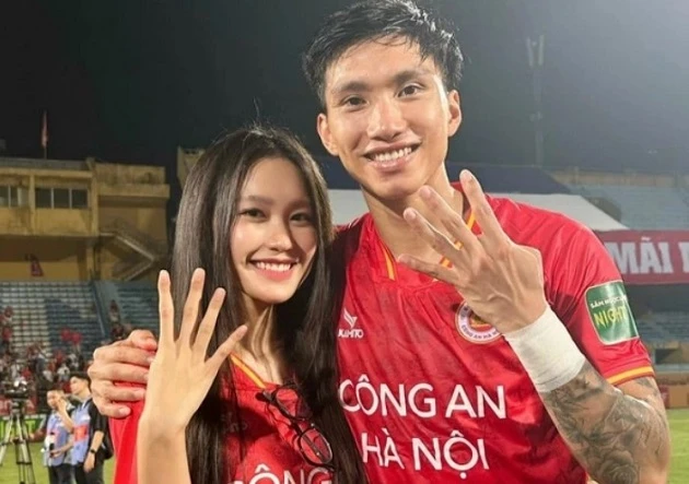 Cách phản ứng trái ngược của vợ chồng Văn Hậu trước tin đồn Cách phản ứng trái ngược của vợ chồng Văn Hậu trước tin đồn