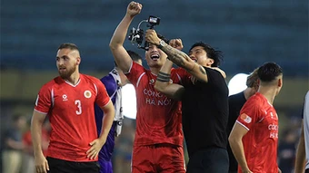 CAHN ‘chơi lớn’ trong ngày nhận cúp vô địch V.League