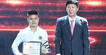CLB Công an Hà Nội bội thu giải thưởng sau mùa giải thống trị V-League