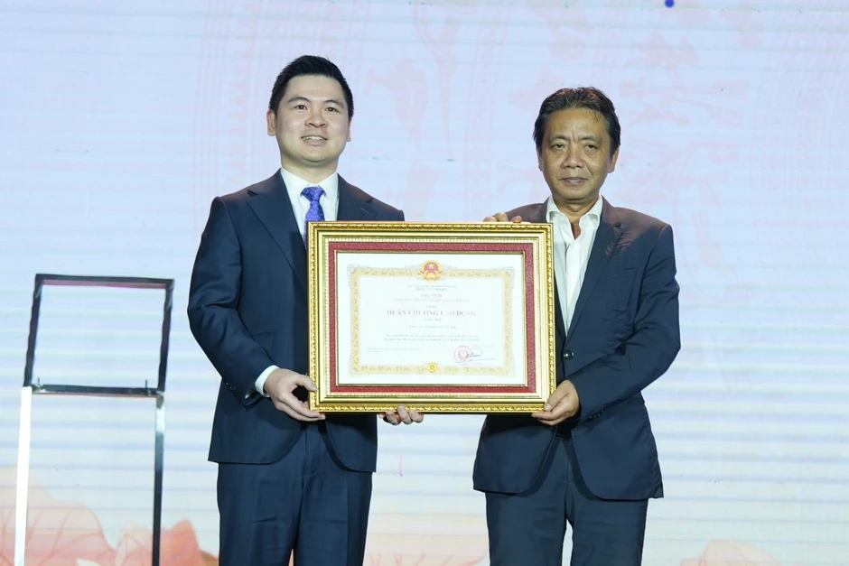 CLB Hà Nội đón nhận Huân chương Lao động hạng Nhì CLB Hà Nội đón nhận Huân chương Lao động hạng Nhì