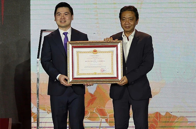 CLB Hà Nội nhận Huân chương Lao động hạng Nhì trong lễ kỷ niệm 20 năm thành lập CLB Hà Nội nhận Huân chương Lao động hạng Nhì trong lễ kỷ niệm 20 năm thành lập