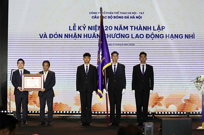 CLB Hà Nội nhận Huân chương Lao động hạng Nhì trong lễ kỷ niệm 20 năm thành lập CLB Hà Nội nhận Huân chương Lao động hạng Nhì trong lễ kỷ niệm 20 năm thành lập