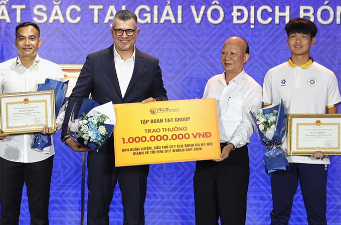 CLB Hà Nội nhận Huân chương Lao động hạng Nhì trong lễ kỷ niệm 20 năm thành lập CLB Hà Nội nhận Huân chương Lao động hạng Nhì trong lễ kỷ niệm 20 năm thành lập