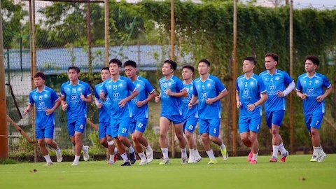 CLB Nam Định tuyển quân và sửa mặt sân cho mùa giải mới
