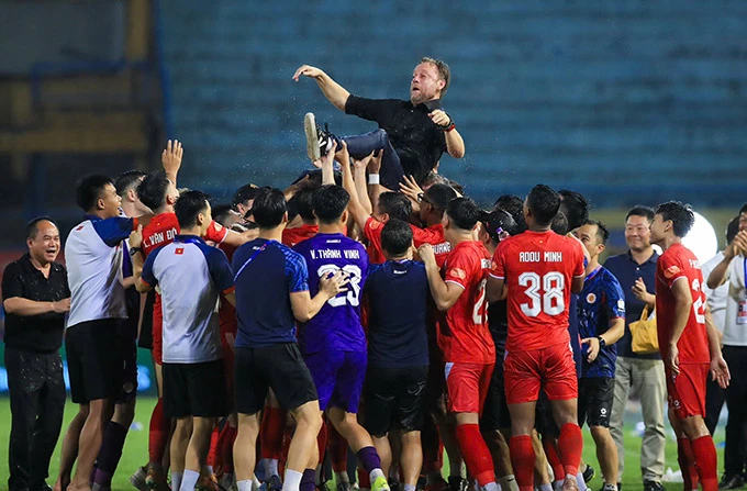 Công an Hà Nội vô địch V.League 2025/26: Galacticos 2.0 lên ngôi vương Công an Hà Nội vô địch V.League 2025/26: Galacticos 2.0 lên ngôi vương