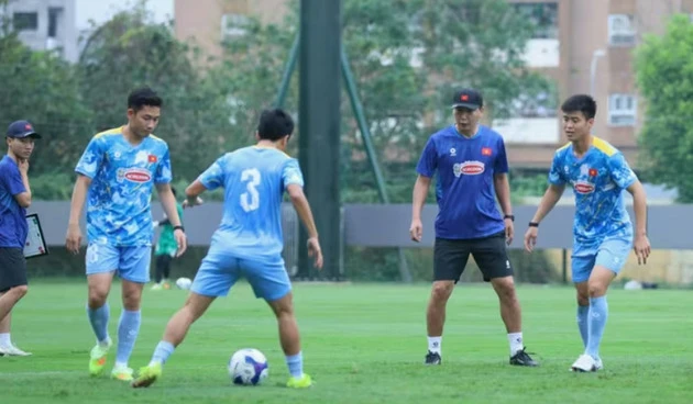 Điểm tin Bóng đá Việt Nam 24/3: HLV Kim Sang Sik "đá ma" cùng học trò; Văn Khang mong khán giả lấp đầy sân Hàng Đẫy Điểm tin Bóng đá Việt Nam 24/3: HLV Kim Sang Sik "đá ma" cùng học trò; Văn Khang mong khán giả lấp đầy sân Hàng Đẫy