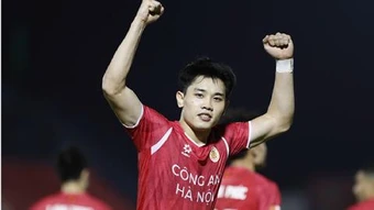Đình Bắc đang 'hủy diệt' V.League
