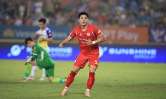 Đình Bắc lần đầu ghi hat-trick ở V-League