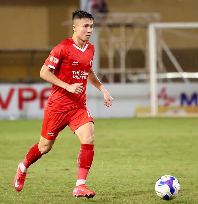 Đinh Viết Tú bị treo giò 3 trận vì giơ 'ngón tay thối' với CĐV Đinh Viết Tú bị treo giò 3 trận vì giơ 'ngón tay thối' với CĐV