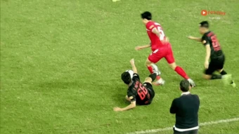 Đoàn Văn Hậu bị đá xấu ở trận Công an Hà Nội hạ Ninh Bình