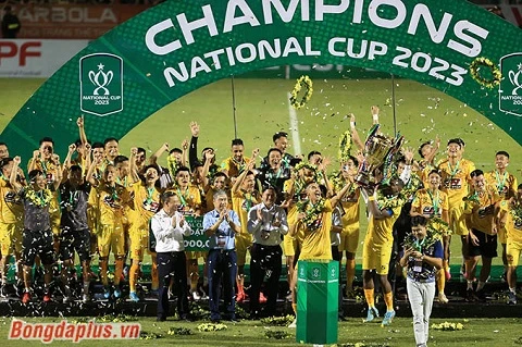 Gia đình bầu Đoan nghỉ bóng đá: Chia tay một cá tính dị biệt ở V.League Gia đình bầu Đoan nghỉ bóng đá: Chia tay một cá tính dị biệt ở V.League