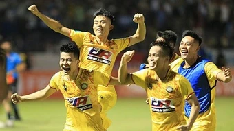 Gia đình bầu Đoan nghỉ bóng đá: Chia tay một cá tính dị biệt ở V.League